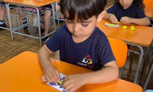 Dinossauros com Massinha: Trabalhando Vocabulário em Inglês